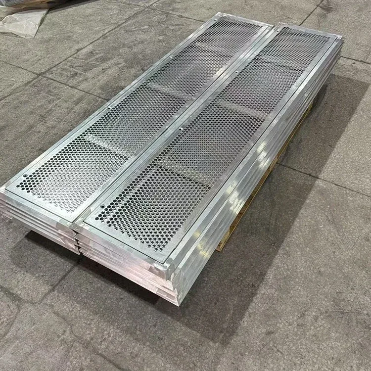 Panel Bingkai Logam Berlubang
